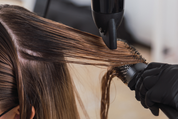 Nature Saúde Capilar é especializada na Terapia Capilar Integrativa, oferecendo protocolos profundos e eficazes, tanto para o público feminino quanto para o masculino. Nossa premissa é um tratamento customizado que atua na raiz dos problemas, promovendo a saúde de forma integral.