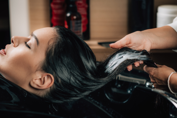 Nature Saúde Capilar é especializada na Terapia Capilar Integrativa, oferecendo protocolos profundos e eficazes, tanto para o público feminino quanto para o masculino. Nossa premissa é um tratamento customizado que atua na raiz dos problemas, promovendo a saúde de forma integral.