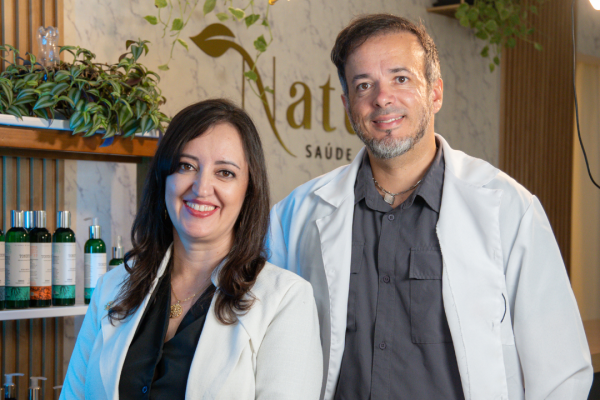 Nature Saúde Capilar é especializada na Terapia Capilar Integrativa, oferecendo protocolos profundos e eficazes, tanto para o público feminino quanto para o masculino. Nossa premissa é um tratamento customizado que atua na raiz dos problemas, promovendo a saúde de forma integral.