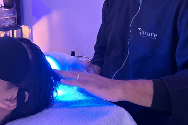 Nature Saúde Capilar é especializada na Terapia Capilar Integrativa, oferecendo protocolos profundos e eficazes, tanto para o público feminino quanto para o masculino. Nossa premissa é um tratamento customizado que atua na raiz dos problemas, promovendo a saúde de forma integral.